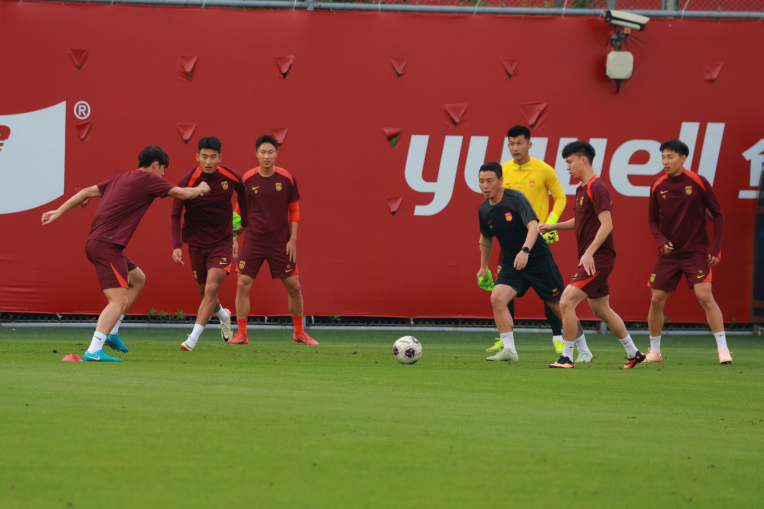 东体：国足训练氛围融洽，汪士钦、刘若钒已合练，杨明洋“顺位”提高