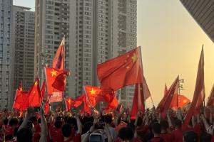 现场直击|国足球迷营造火热氛围，中国红加油！