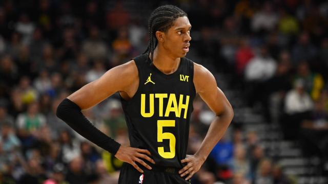 云开体育-摆烂新高度！最铁之人稳坐首发 吃饼中锋狂扔三分