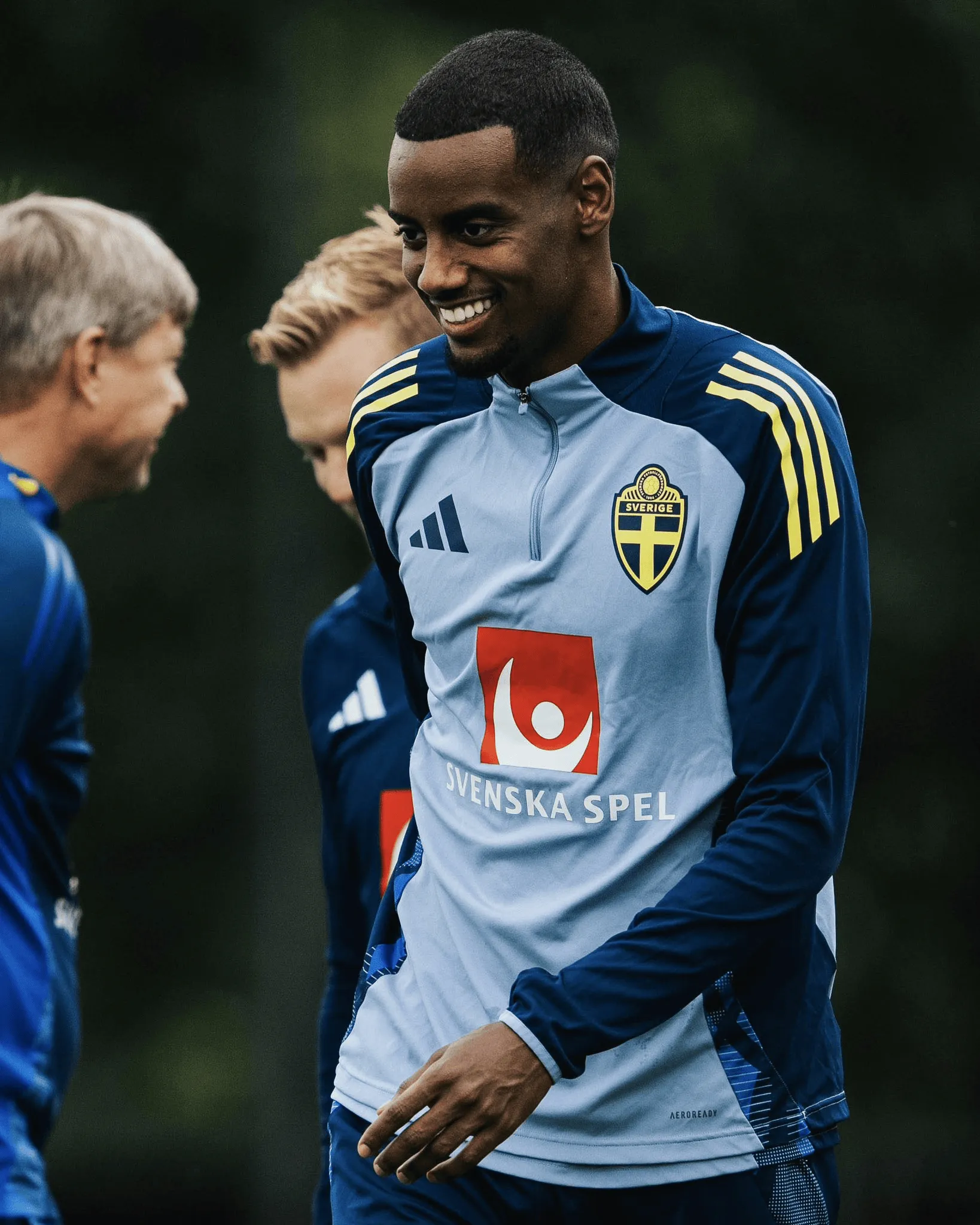 开云官网-瑞典国家队晒伊萨克参加训练的照片，球员面带喜悦的笑容