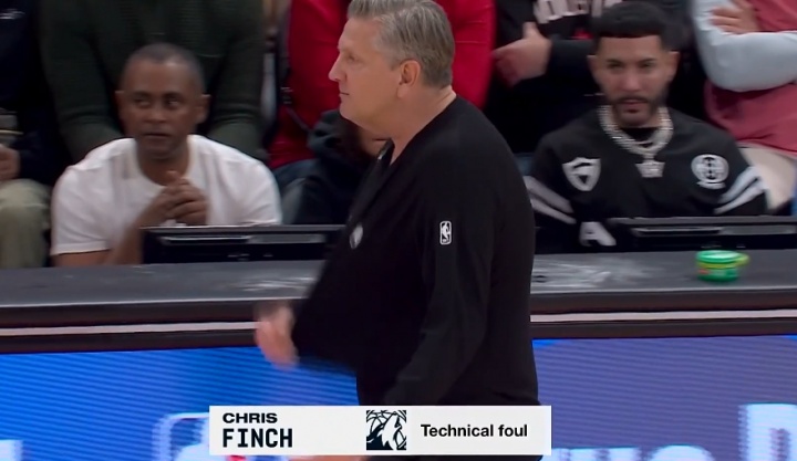 亏死了！杜兰特一路扯着戈贝尔球衣最后终于帽掉 芬奇抱怨还吃一T