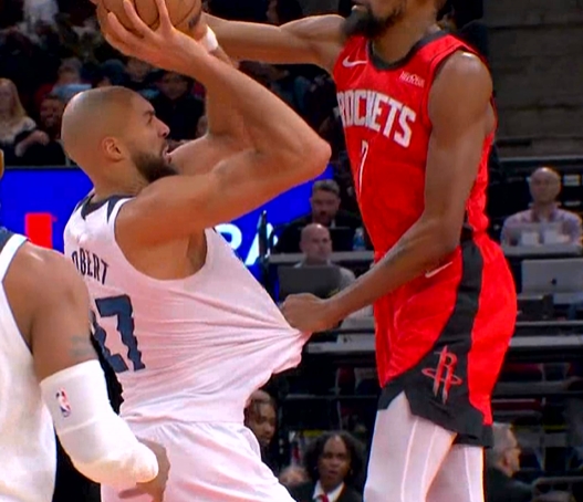 亏死了！杜兰特一路扯着戈贝尔球衣最后终于帽掉 芬奇抱怨还吃一T