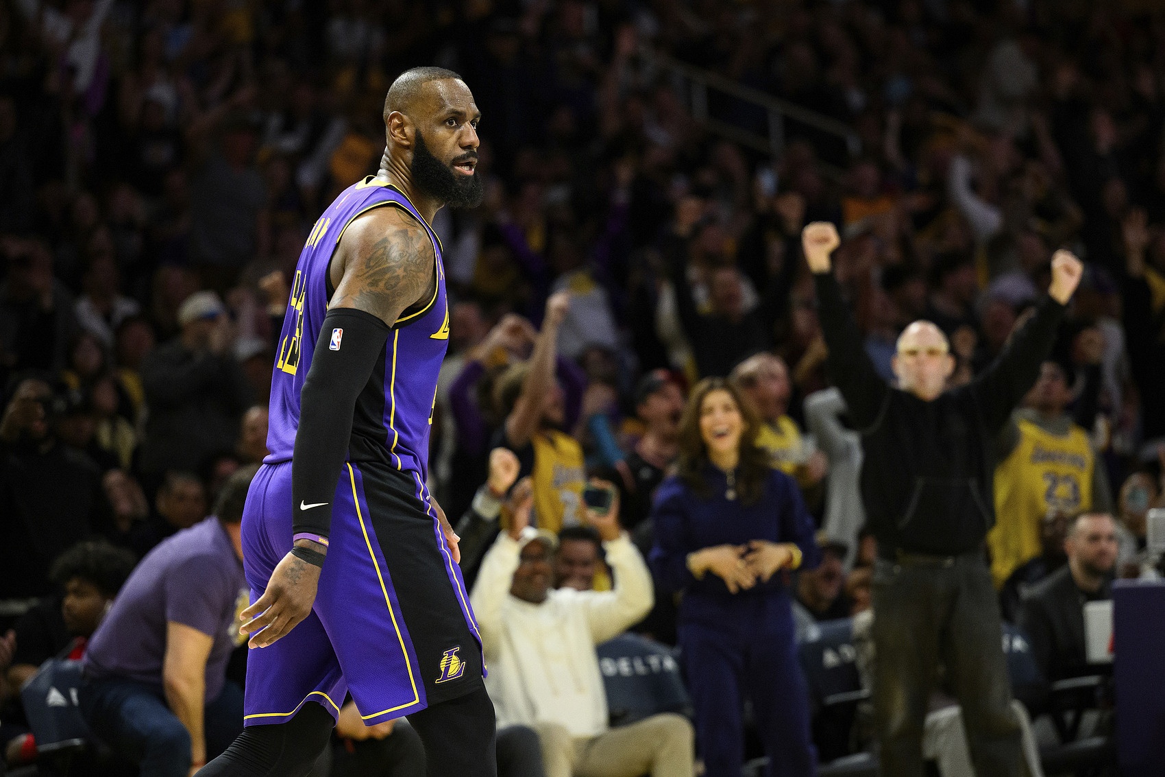 阿里纳斯:媒体说詹姆斯是湖人救世主 这是科比球迷讨厌他的原因