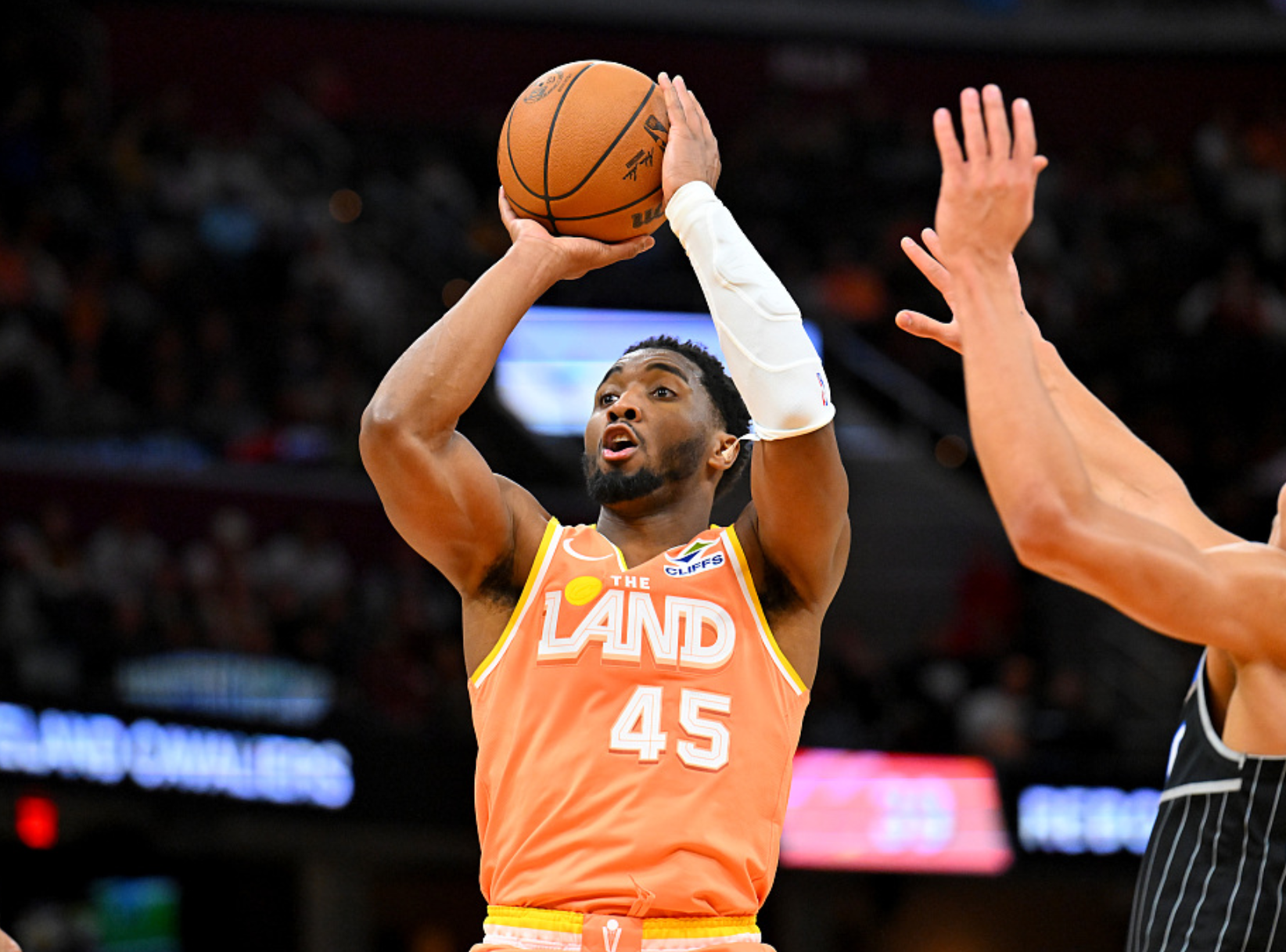 开云官网-申京17投15中仍无缘今日最佳！对不起！东契奇爆砍80年NBA纪录